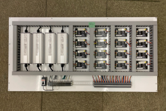 実際に制作した分電盤（左：電源　右：調光器）下レール部分からLEDへの線を出します。